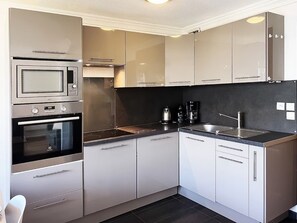 Wasserkocher mit Kaffee-/Teezubehör, Kühlschrank, Mikrowelle, Ofen