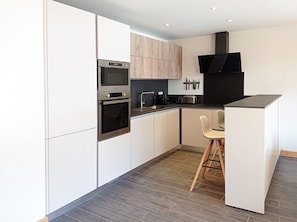 Wasserkocher mit Kaffee-/Teezubehör, Kühlschrank, Mikrowelle, Ofen