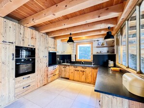 Wasserkocher mit Kaffee-/Teezubehör, Kühlschrank, Mikrowelle, Ofen