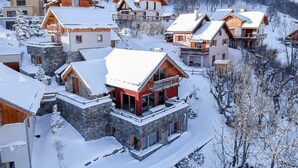 En snötäckt bergsort med trähus och byggnader av sten.