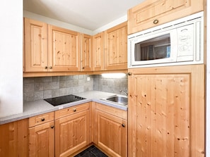Wasserkocher mit Kaffee-/Teezubehör, Kühlschrank, Mikrowelle, Ofen