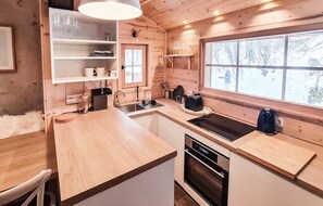 Wasserkocher mit Kaffee-/Teezubehör, Kühlschrank, Mikrowelle, Ofen