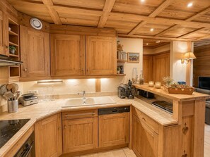 Eine Holz-Küche mit Geschirrspüler, Spüle und Herd.
