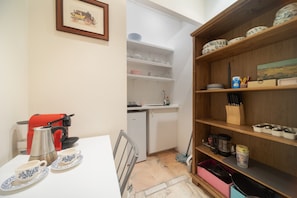 Cafetière/bouilloire, réfrigérateur, micro-ondes, plaque de cuisson