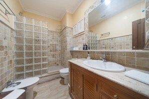 Douche, sèche-cheveux, serviettes fournies