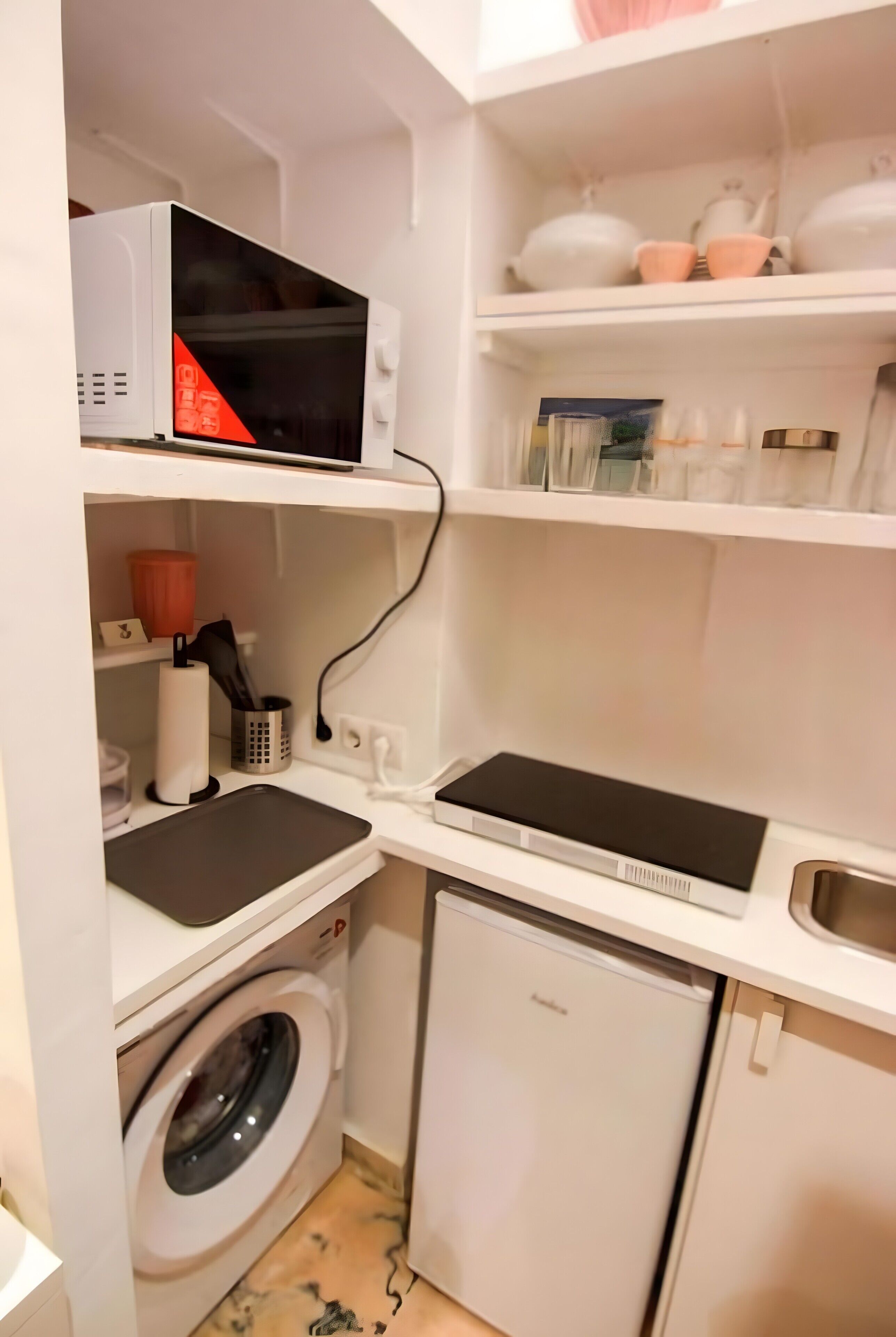 Wasserkocher mit Kaffee-/Teezubehör, Kühlschrank, Mikrowelle, Herdplatte