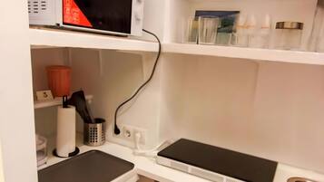 Wasserkocher mit Kaffee-/Teezubehör, Kühlschrank, Mikrowelle, Herdplatte