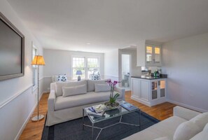 Living area - Longtail Cottage (Nantucket)