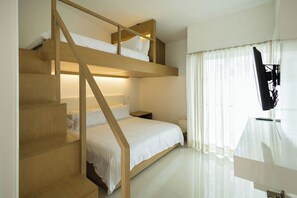 Cofres nos quartos, escrivaninha, ferros/tábuas de passar roupa