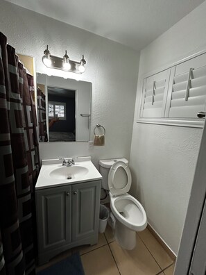 Serviettes fournies, savon, papier toilette