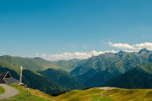 Eine Berglandschaft mit einer Kirche und einem gewundenen Pfad.