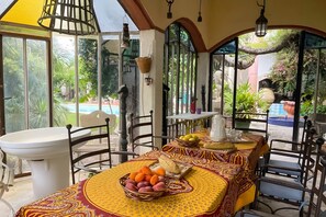 Dining - Villa 'Chateau Margarido' with Private Pool, Wi-Fi and Air Conditioning (Tarascon)