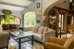 TV - Villa 'Chateau Margarido' with Private Pool, Wi-Fi and Air Conditioning (Tarascon)