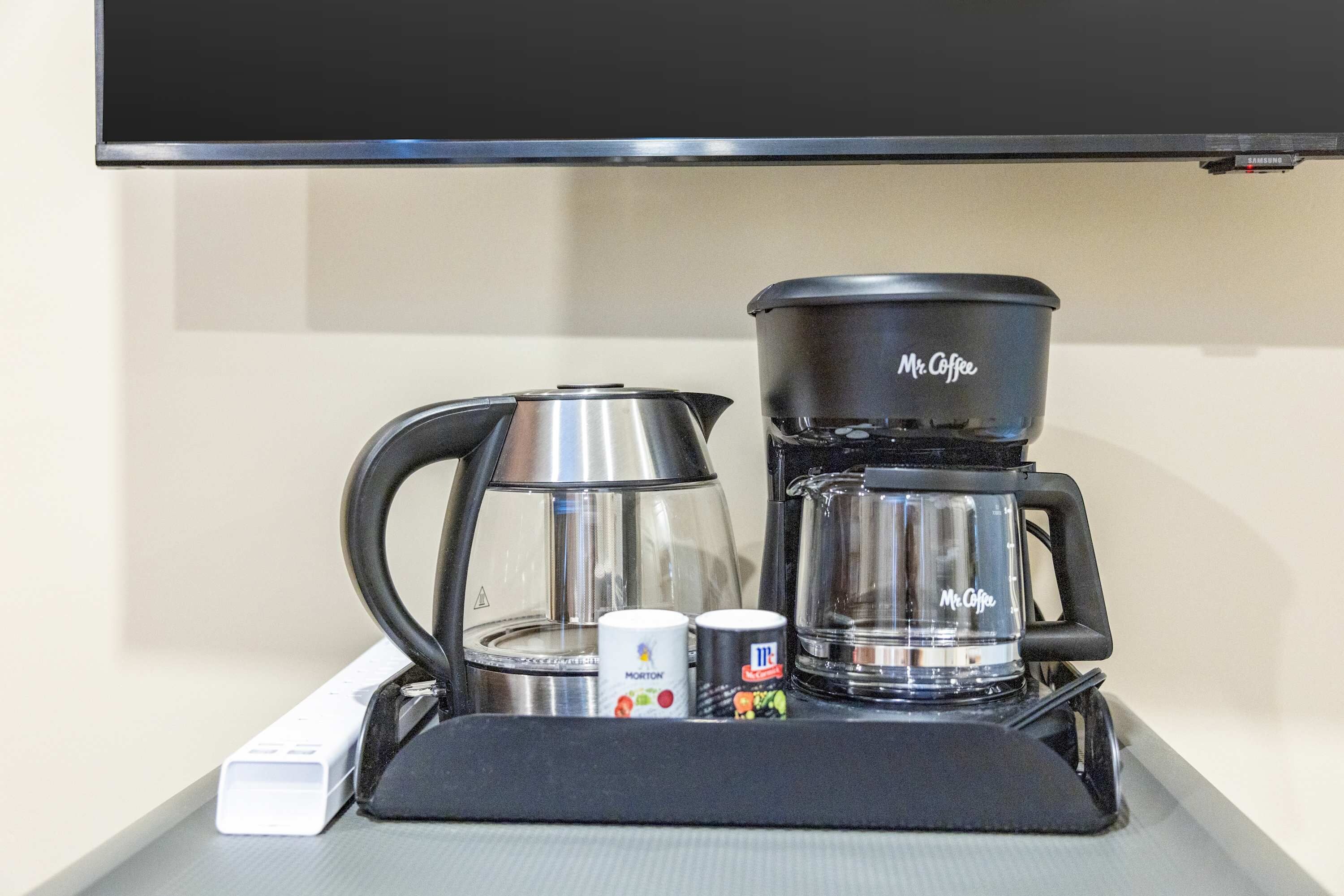 Eine Kaffeemaschine mit einem Mr. Coffee-Krug und einer Mr. Coffee-Tasse auf einem Tisch.