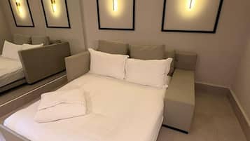 Laptop workspace, blackout drapes, iron/ironing board, free WiFi