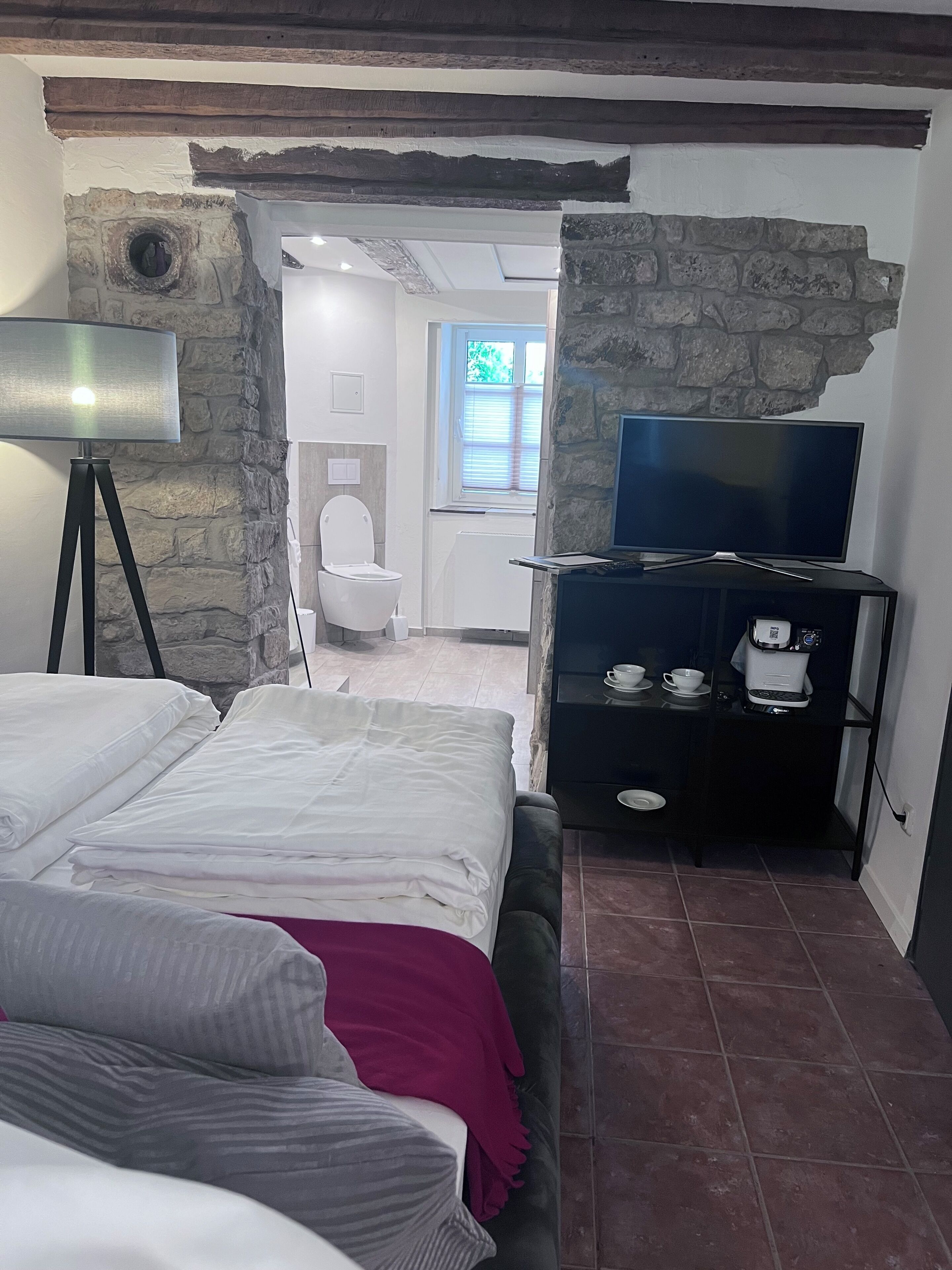 1 habitación, tabla de planchar con plancha, wifi gratis y ropa de cama 