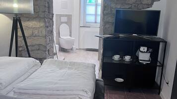 1 habitación, tabla de planchar con plancha, wifi gratis y ropa de cama