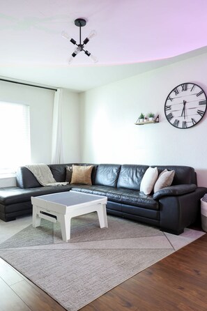 TV, offices - The Mira Mesa Gamezone (San Diego)