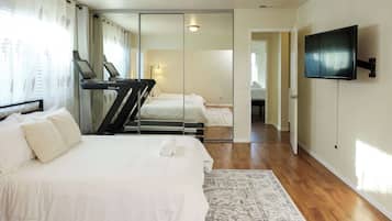 Desk, iron/ironing board, WiFi, bed sheets