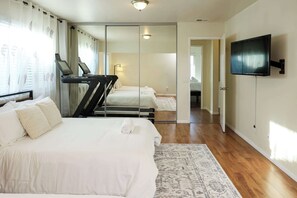 Desk, iron/ironing board, WiFi, bed sheets - The Mira Mesa Gamezone (San Diego)