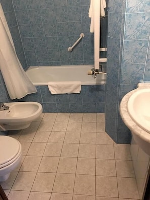 Comfort-dobbeltværelse - udsigt til dal | Badeværelse | Gratis toiletartikler, hårtørrer, håndklæder, Sæbe