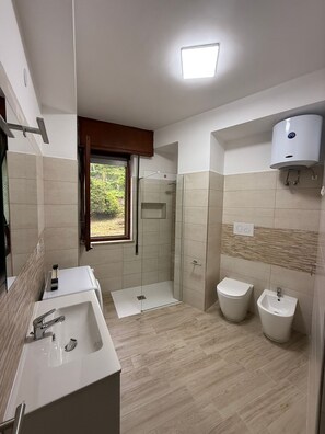 Douche, sèche-cheveux, bidet, serviettes fournies