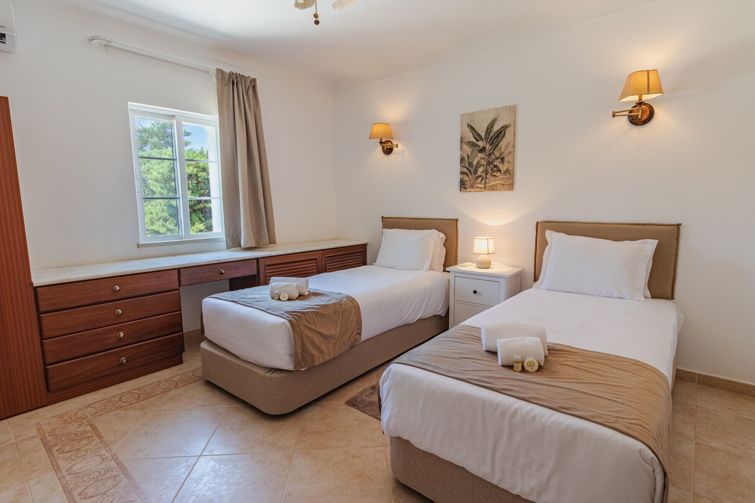 6 bedrooms, WiFi (free), bed sheets