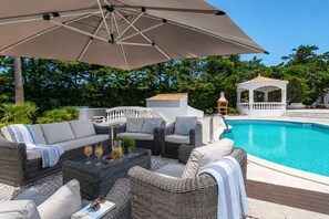 A poolside area with wicker furniture, a pergola, and a gazebo. - Villa Paraiso | 6 bedrooms | Jacuzzi | Carvoeiro (Carvoeiro)