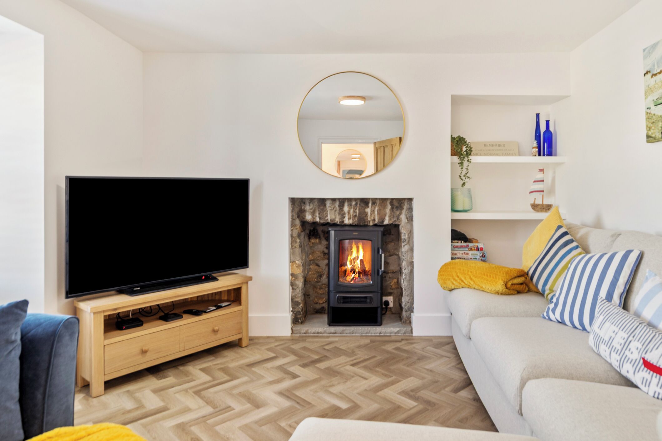 Sea Views, Hot Tub, Log Burner
