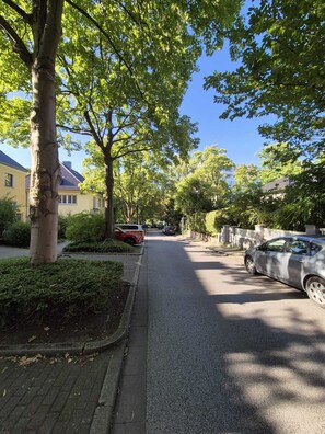 Property grounds - Stadtwald Apartment - Quiet and Central - Near the Trade Fair and the Hospital, with a Balcony (Essen)