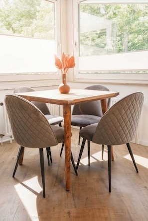 Dining - Stadtwald Apartment - Quiet and Central - Near the Trade Fair and the Hospital, with a Balcony (Essen)