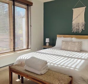 3 quartos, ferros/tábuas de passar roupa, Wi-Fi, roupa de cama
