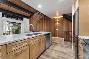 Wasserkocher mit Kaffee-/Teezubehör, Kühlschrank, Mikrowelle, Ofen