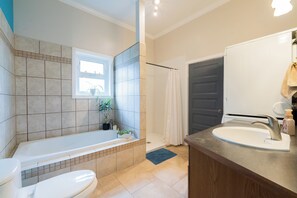 Een douche, een haardroger, handdoeken, zeep