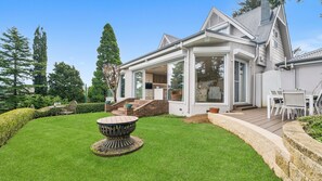 Outdoor dining - Honeysett - breathtaking escarpment views (Leura)