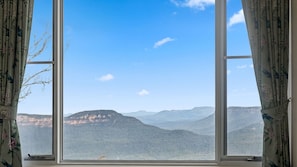 Interior - Honeysett - breathtaking escarpment views (Leura)