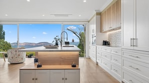 Coffee/tea maker, fridge, microwave, dishwasher - Honeysett - breathtaking escarpment views (Leura)