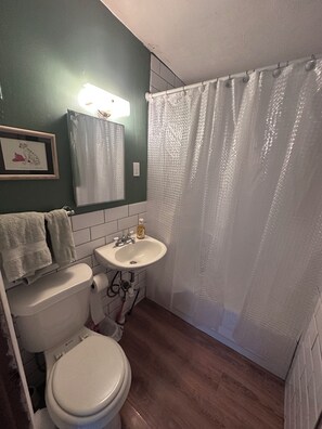 Toalhas de banho, sabonete, papel higiênico 