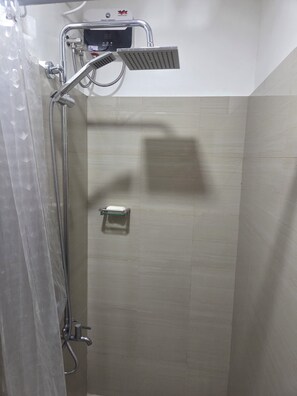 Douche, bidet, serviettes fournies
