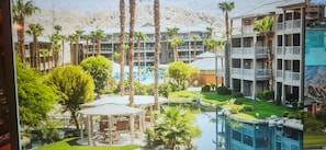 Een resort met meerdere gebouwen, een zwembad en palmbomen.