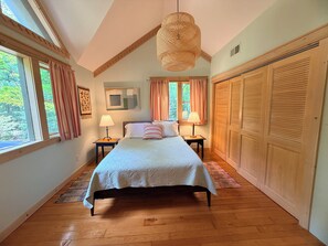 Room - Maple Grove Secluded Escape with Fire Pit (Maple City)