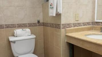 Standard Triple Room | Bathroom