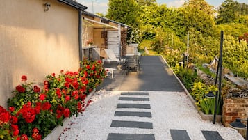 Een pad dat naar een gebouw leidt, met een tuin aan de zijkant.
