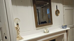 A room with a white mantelpiece, a mirror, and a small vase. - 4-bedroom house, sleeps 8, lake view. (Château-la-Vallière)