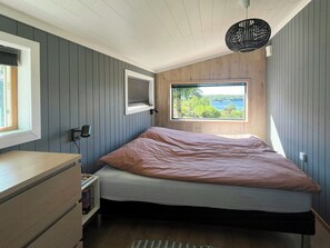 Free WiFi - Coastal cabin with sunshine all day (Telemark)