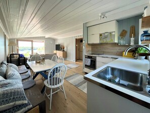 Coffee/tea maker, oven, dishwasher - Coastal cabin with sunshine all day (Telemark)