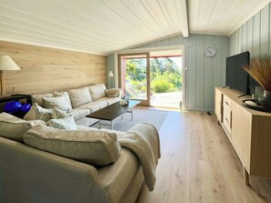 TV - Coastal cabin with sunshine all day (Telemark)