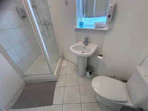 Shower, hair dryer, towels, soap - Stylish 2BR - 1 Min to Emirates - 4 Min to Underground - Sleeps 6 (London)