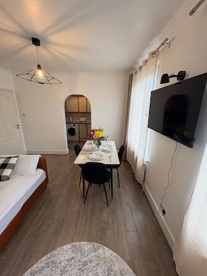 2 bedrooms, iron/ironing board, free WiFi, bed sheets - Stylish 2BR - 1 Min to Emirates - 4 Min to Underground - Sleeps 6 (London)
