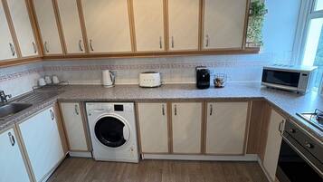 Coffee/tea maker, fridge, oven, stovetop